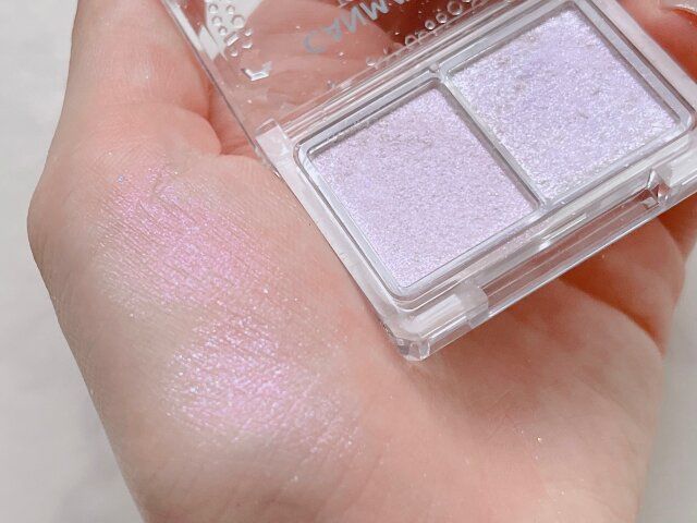 キャンメイク ジュエリーシャドウベール 05 ドリーミーパープル 手の平に付けて発色確認