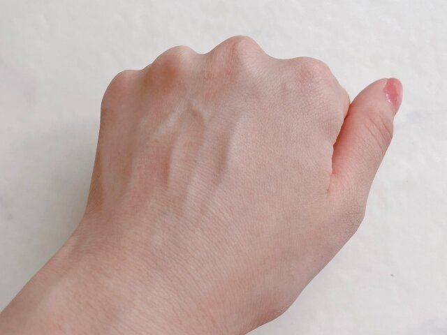 キャンメイク マシュマロフィニッシュパウダー MOマットオークル 手の甲に付ける