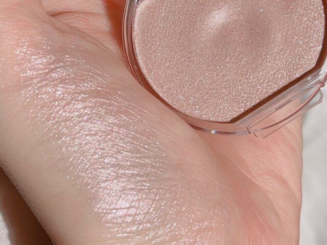 キャンメイク むにゅっとハイライター 02 ローズクォーツ 手の平に付けて発色確認