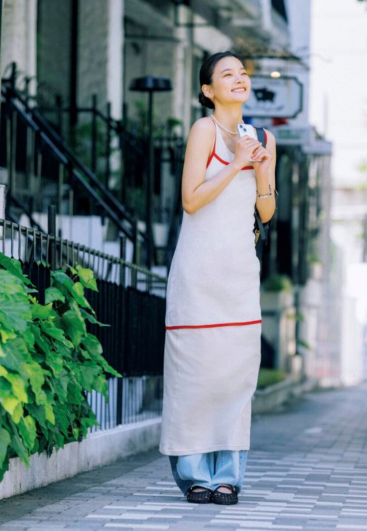 ワンピース￥11,000（アングリッド） バッグ¥69,300（ニューイ）、シルバーネックレス¥28,600、バングル¥64,900（ともにニナ・エ・ジュール）、パールネックレス¥12,100（カラ・ユ）、ブレスレット¥30,800（マッソーズ・アンド・マッソーズ／すべてショールーム ロイト） イヤリング¥2,420（アネモネ／サンポークリエイト） メリージェーン¥6,590（ザラ／ザラ カスタマーサービス）