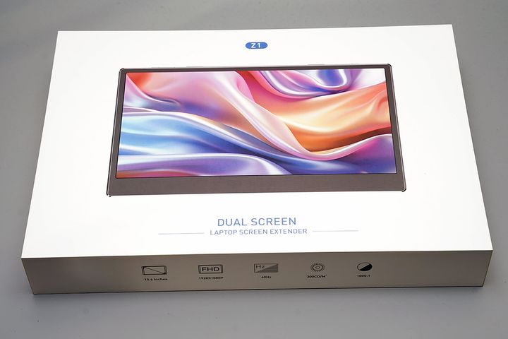 「LivElect Z1」のパッケージ。かなりしっかりしています。