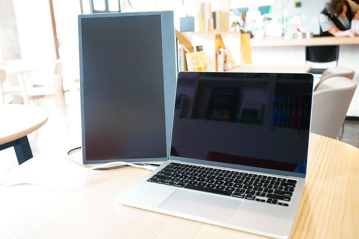 縦位置のモニターとの組み合わせで作業するのも便利。