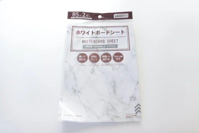 ダイソー ホワイトボードシート（裏面粘着タイプ、大理石調） パッケージ