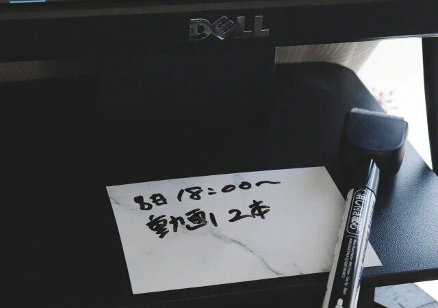 ダイソー ホワイトボードシート（裏面粘着タイプ、大理石調） 