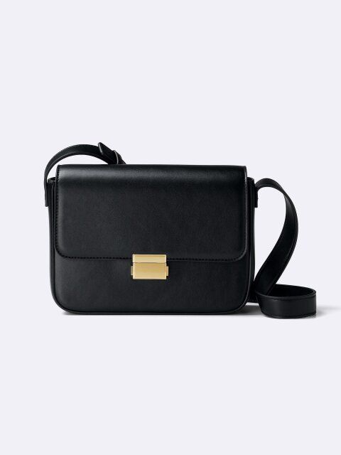 2025gu黒スクエアフラップショルダーバッグ