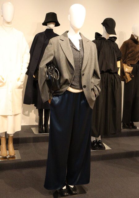 PLST展示会 2025年秋冬 サテンパンツコーデ ネイビー