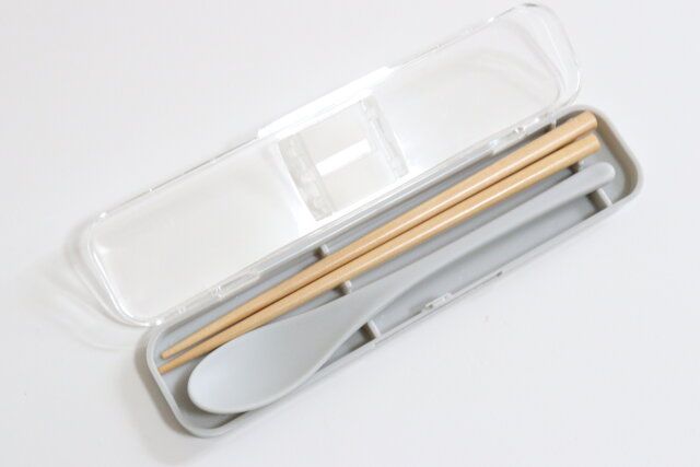 ダイソーのしっかり固定されている木箸＆スプーンセット（ケース付き）
