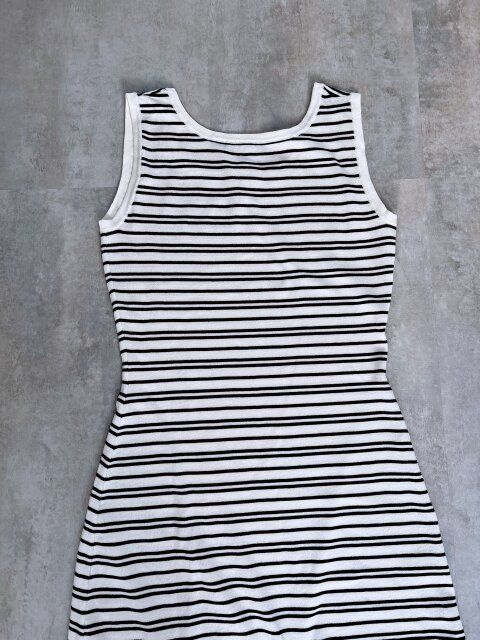 肩から腕にかけてのラインを美しく見せてくれるデザイン