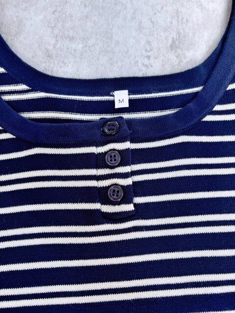 coca シャリ感レーヨンノースリーブニットワンピース ブラックが基調のボーダーA 胸元のボタン