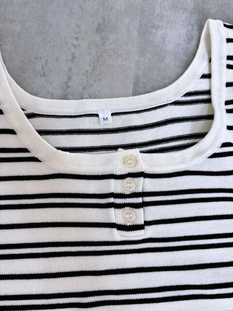 coca シャリ感レーヨンノースリーブニットワンピース ホワイトが基調のボーダーB 胸元の遊び心あるボタン