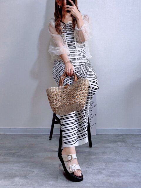 ホワイトボーダー×白のシアーシャツで爽やかワントーン