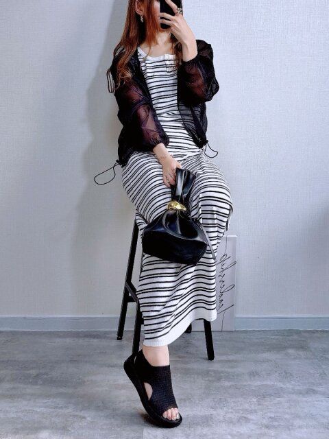 ホワイトボーダー×黒のシアージャケットで引き締めコーデ