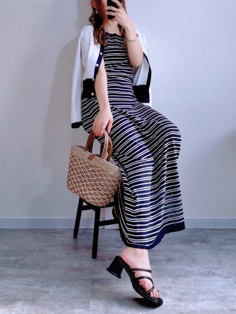 ブラックボーダー×白のカーディガンで上品モノトーン