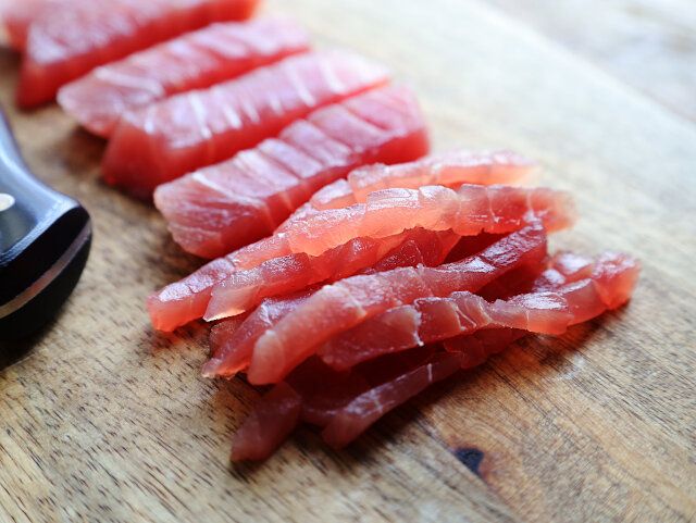 まぐろの刺身は、縦に6～7mmの細切りにする。