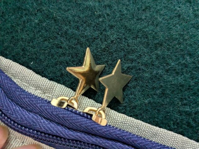 ファスナー部分の星型チャーム