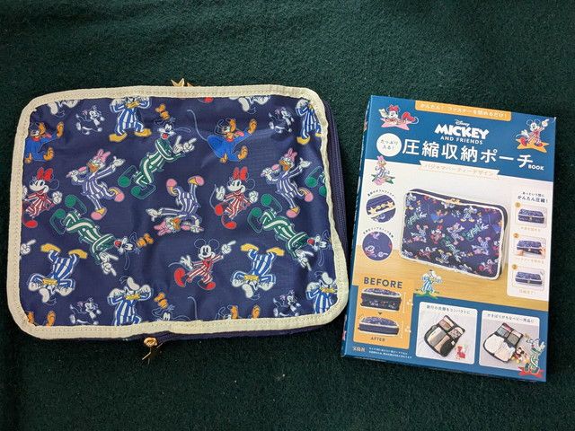 Disney MICKEY AND FRIENDS 圧縮収納ポーチBOOK 表紙とポーチ本体