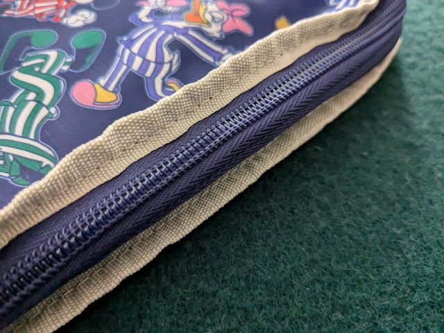 サイド部分のパイピングとファスナー