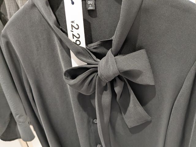 ブラックのボウタイブラウス