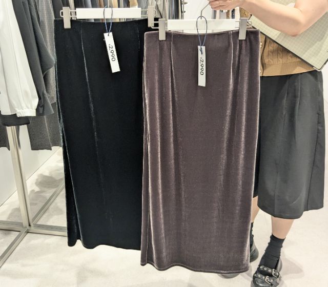 ブラックとパープルのナロースカート