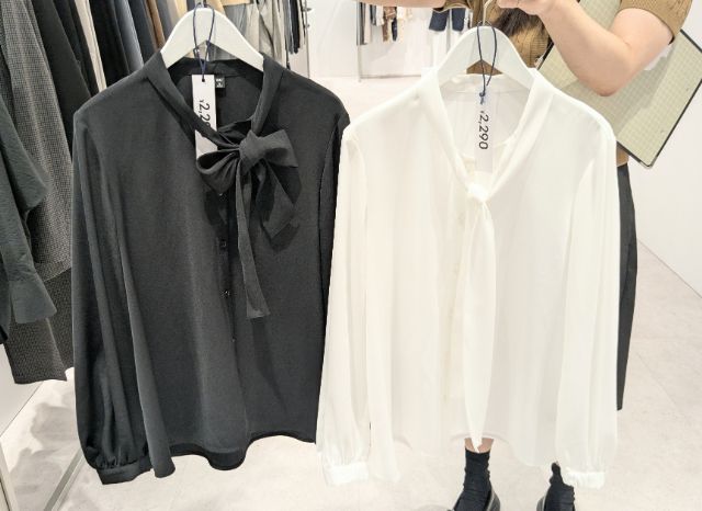 ブラックとホワイトのボウタイブラウス