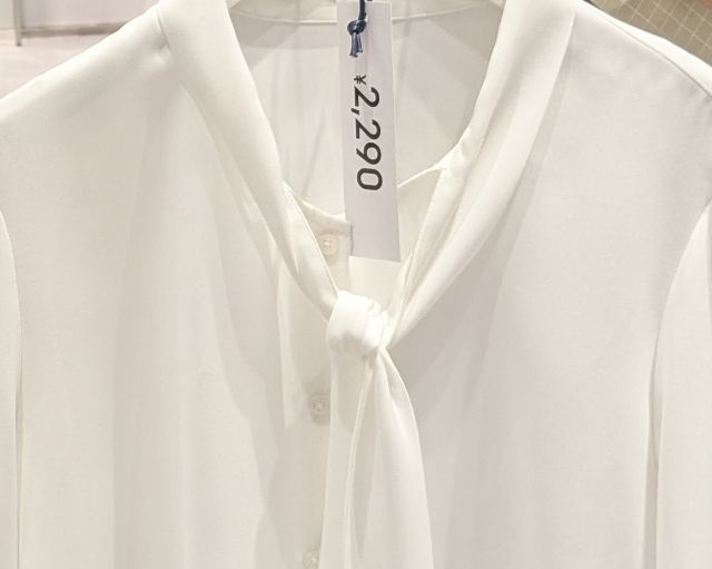 ホワイトのボウタイブラウス