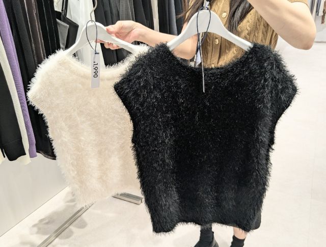 ホワイトとブラックのフェザーヤーンニットプルオーバー