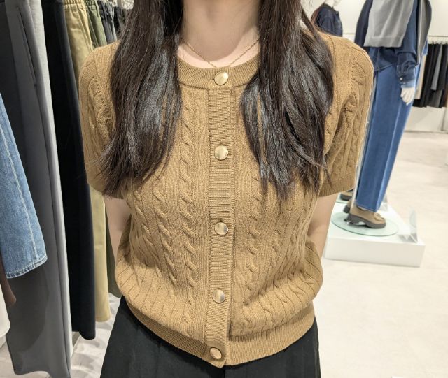 ベージュのケーブルメタルボタンカーディガン