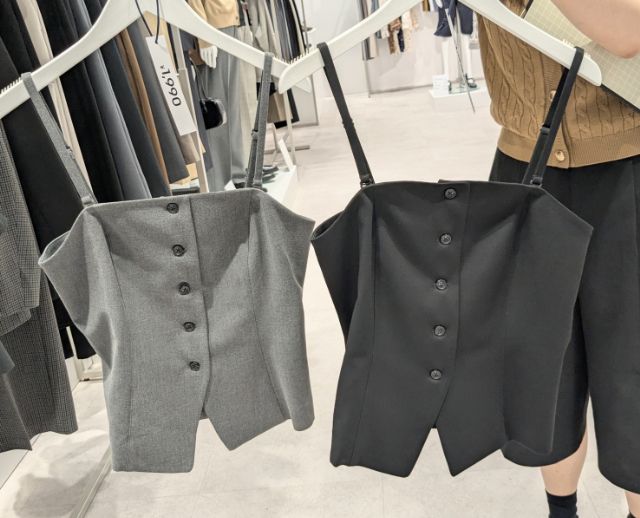 グレーとブラックのフロントボタンビスチェ