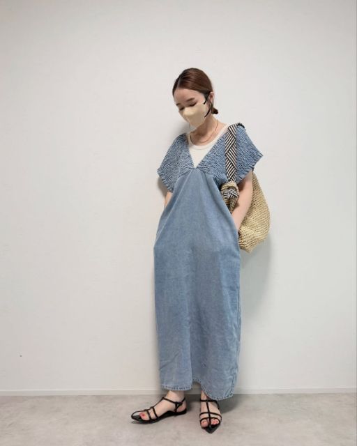 ブルーのデニムシャーリングOPを着たコーデ