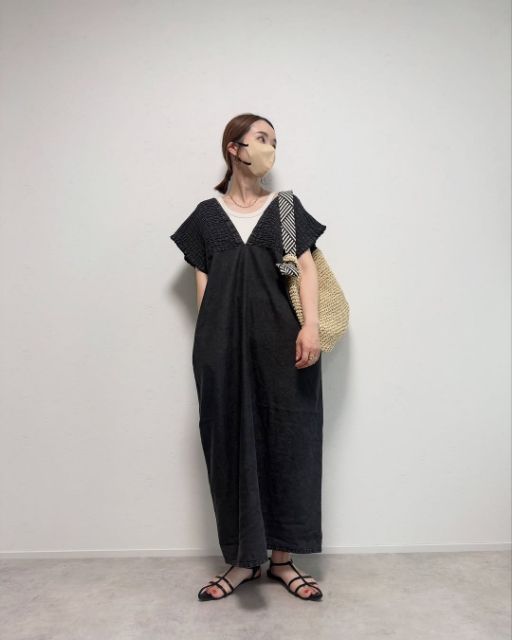 ブラックのデニムシャーリングOPを着たコーデ