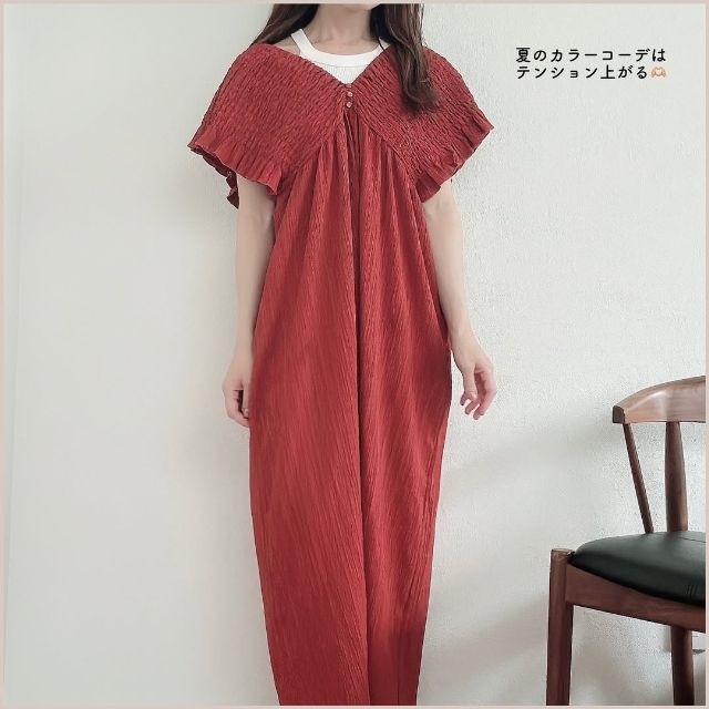 シャーリングワンピースを着たコーデ