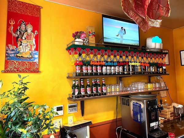 志免町「タージマハル」の店内の壁