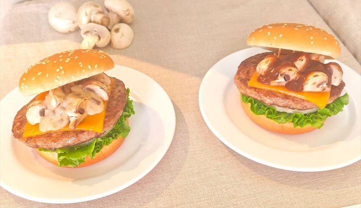 「マッシュルームチーズバーガー」ポルチーニクリームソース（左）とトリュフデミグラスソース