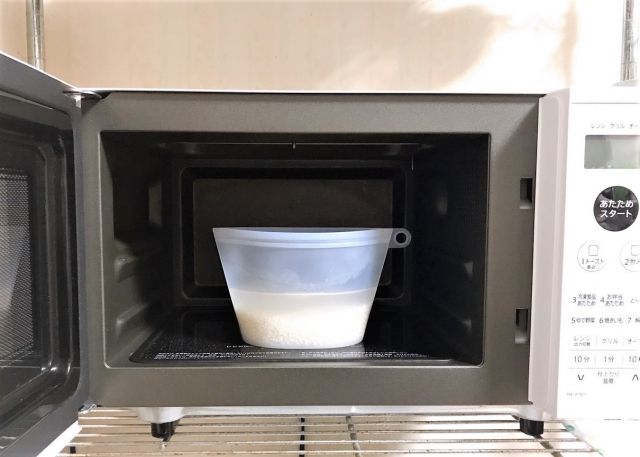 シリコンの容器とお米 電子レンジ ごはん 炊き方
