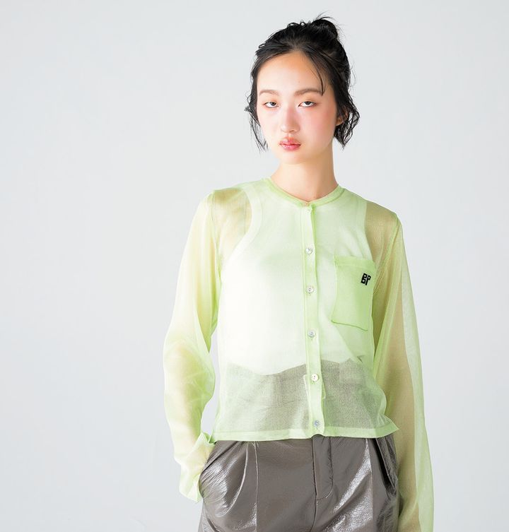 ミニマルなデザインながら、鮮やかな発色とグリッター感で人目を引くカーディガン