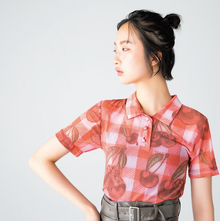 ギンガムチェックにチェリー柄をのせた遊び心あふれるデザインのシャツ。