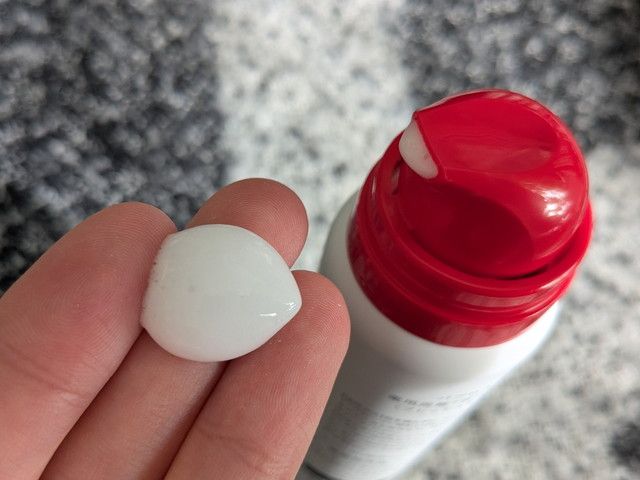 バブロス 炭酸泡ハミガキ 泡を手に出した様子