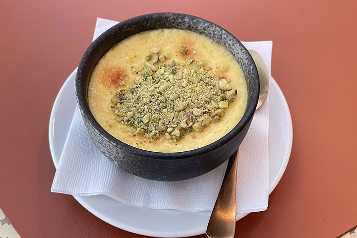 デザートの「エルバ」。小ぶりのごはん茶碗くらいの器に入っていて、満足感あり。