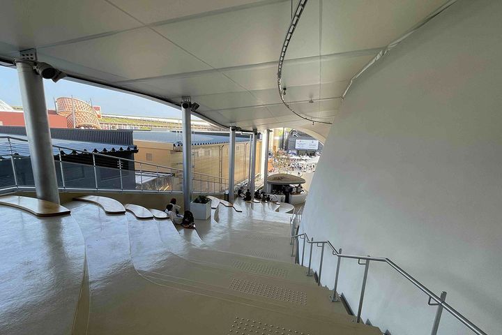 レストラン前の階段にもベンチ。待ち時間を少しでも涼しく過ごせるよう配慮が感じられました。