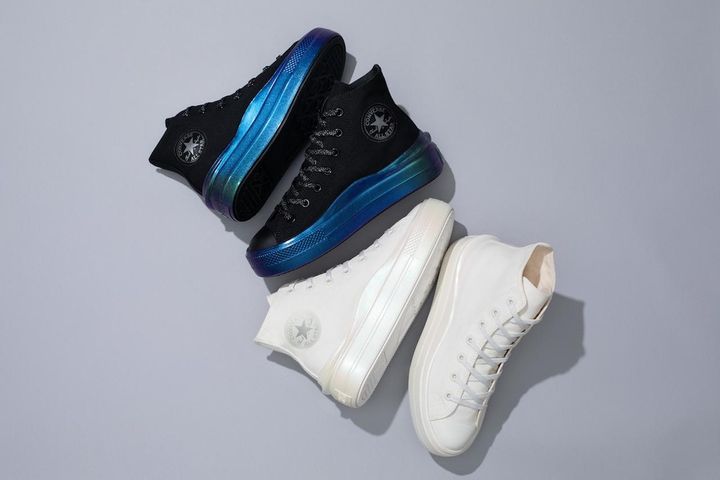 画像: オールスター ライト PLTS II ホロソール HI（ホワイト / パール、ブラック / オーロラブラック）各¥13,200 ◾️ヒール高さ：約4cm ◾️展開：22.0cm〜