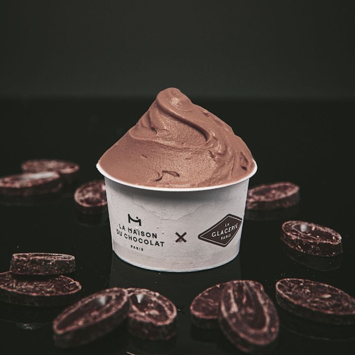 「ショコラ ノアール」。ラ・メゾン・デュ・ショコラのアイコンであるダークチョコレートガナッシュをアイスクリームのテクスチャーで表現。カカオの奥行きと余韻をしっかりと感じさせるダークチョコレートアイスクリーム。