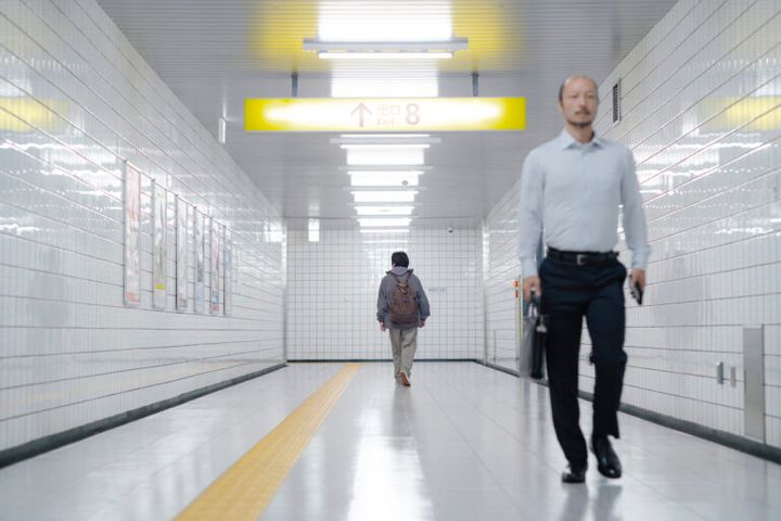 映画『８番出口』より地下鉄通路ですれ違う「ある男」と「歩く男」