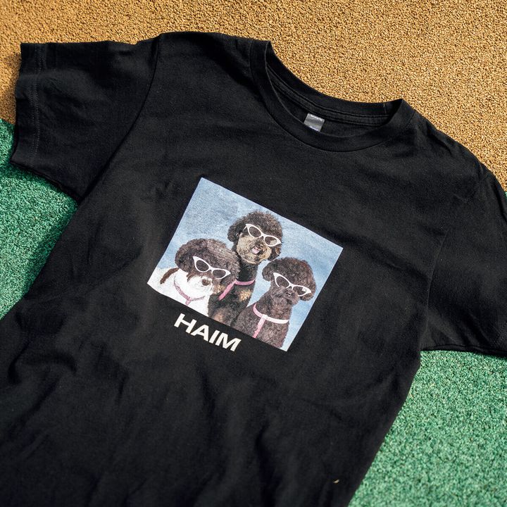 バンドHAIMのプリントTシャツ