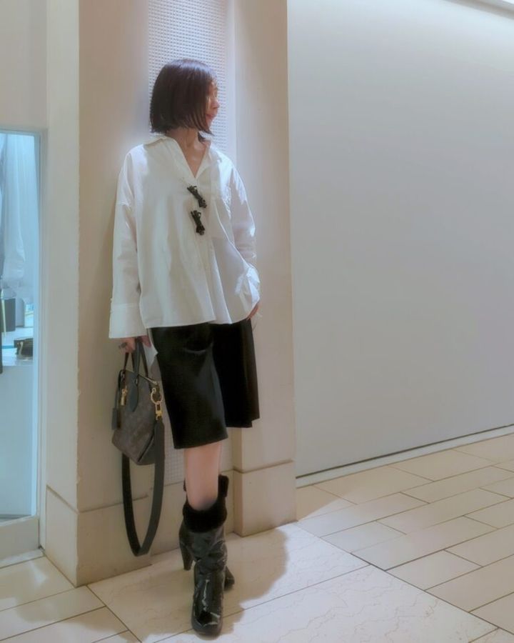 コットンシャツ／ZARA、 バミューダショーツ／ZARA、 バッグ／Louis Vuitton、 パテントブーツ／Marc Jacobs