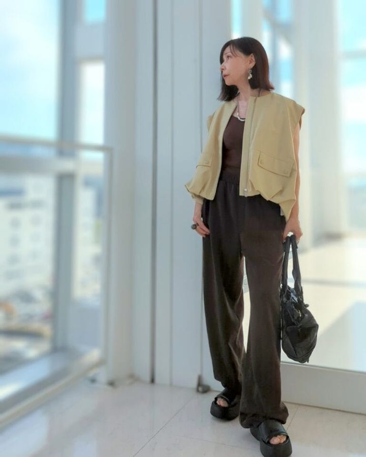 ジレ／ZARA、 ブラトップ／UNIQLO、 ウォッシュドスウェットパンツ／GU、 レザーバッグ／chloe、 ミュール／H＆M