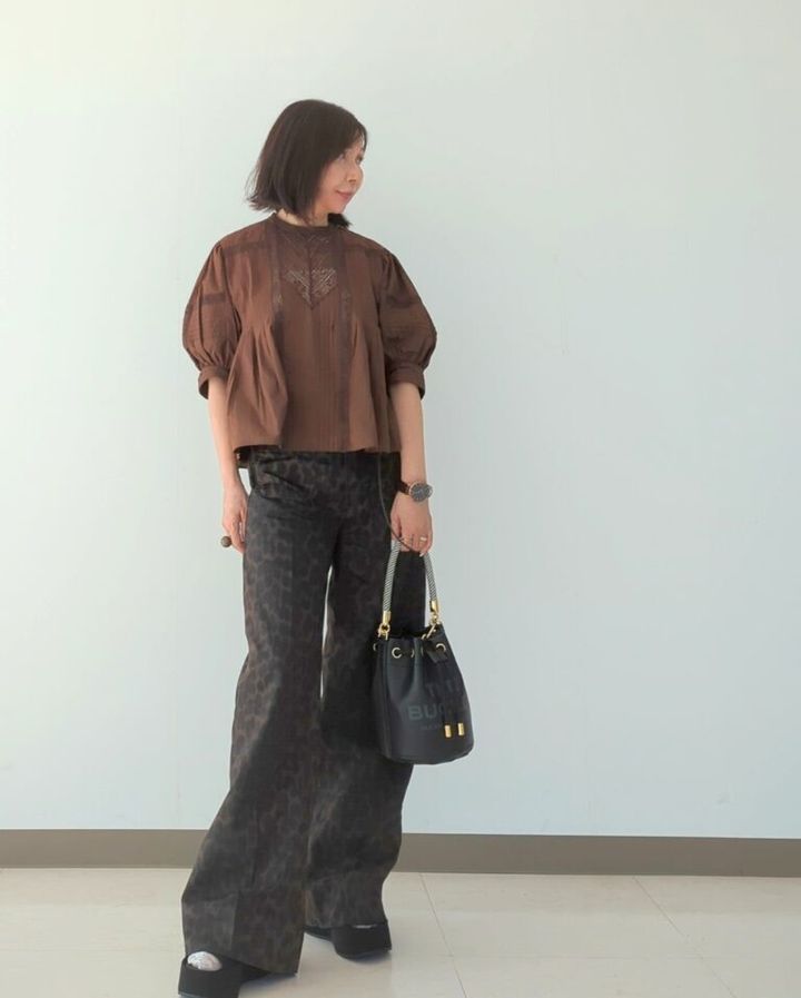 レースブラウス／ZARA、 レオパ柄パンツ／H＆M、 レザーバッグ／Marc Jacobs、 ミュール／ZARA