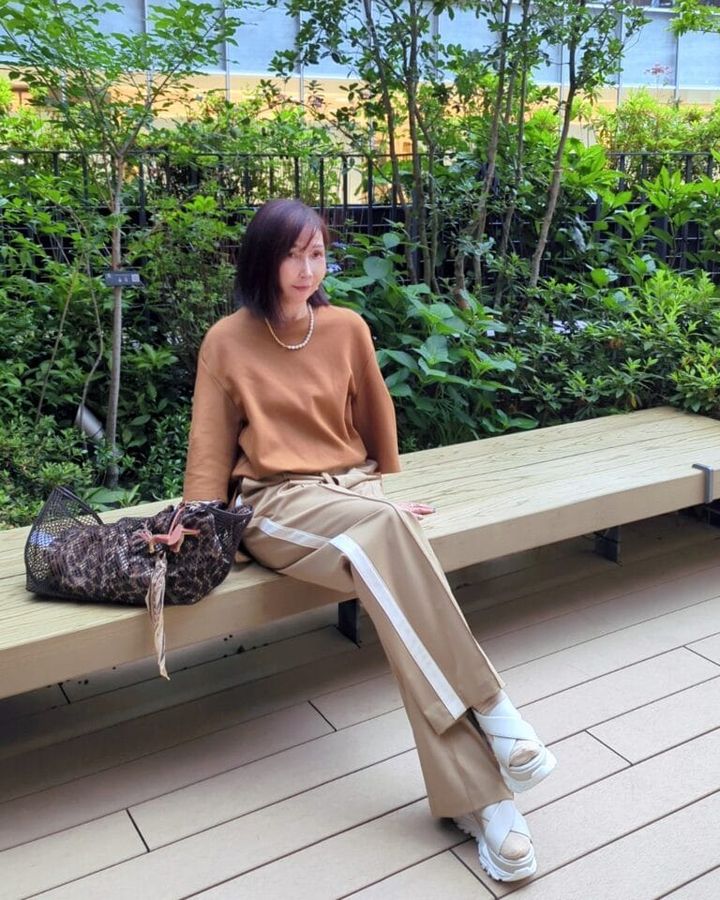 トレーナー／ZARA、 トラックパンツ／GU、 メッシュバッグ／ZARA、 バッグチャーム／ZARA、 レオパ柄スカーフ／H＆M、 スポーツサンダル／セレクトショップ