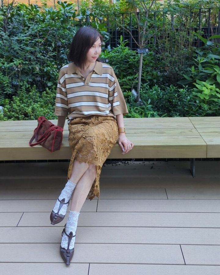 ニットポロシャツ／GU、 レーススカート／antiqua、 レースソックス／GU、 ムートンバッグ／CHANEL、 バックストラップサンダル／PRADA