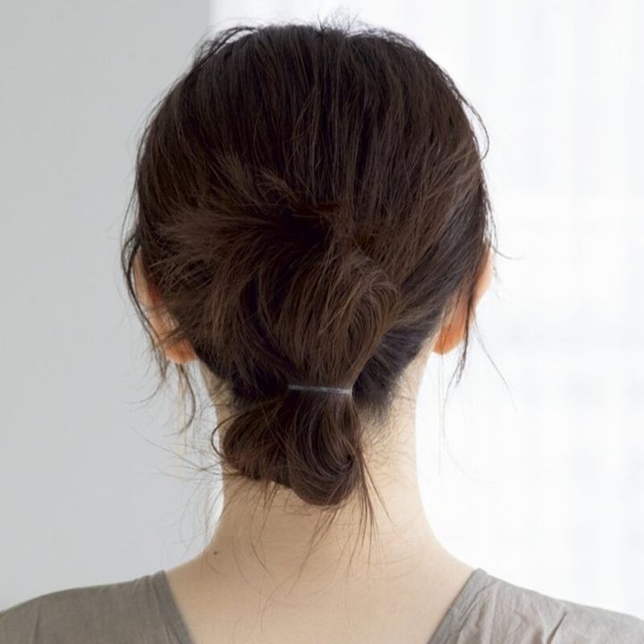 【HOW TO】3．ゴムで縛った状態がこちら。この上にマジェステを挿します。仕上げに、バランスを見ながらおくれ毛を引き出しても素敵です。