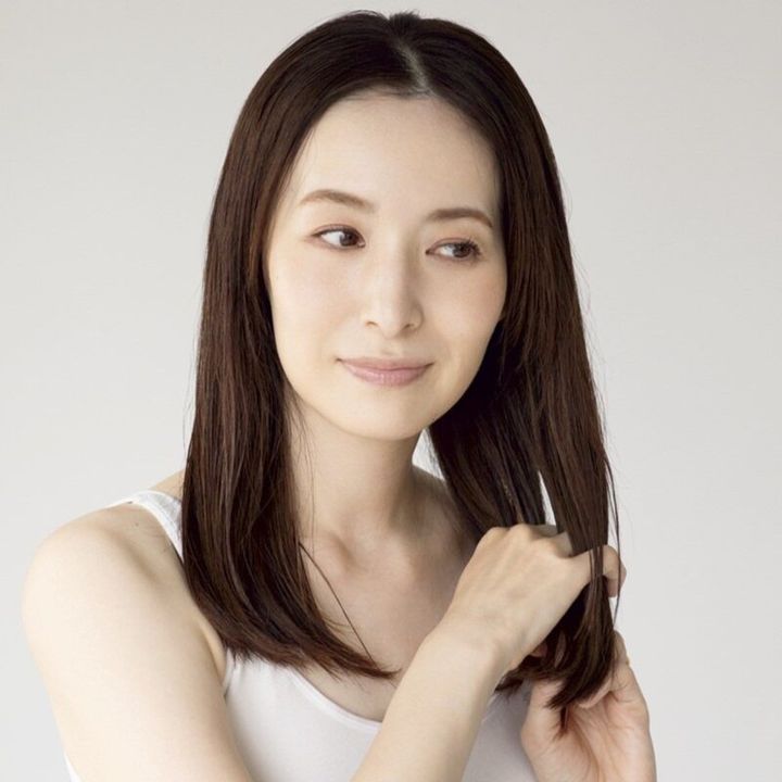 【アレンジキープ術】広がってうねるロングヘアは、無理にストレートにするより、ヘアアイロンでざっくりとカール感を加えた方が扱いはラク。巻く前にカール専用のオイルを毛先から中間に仕込んでおけば、膨張しやすい梅雨時期の髪でも出来立てのカールが続いてヘアアレンジも映えます。